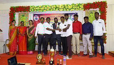 மனோ கல்லூரி ஆண்டு விழா நடந்தபோது எடுத்த படம்.