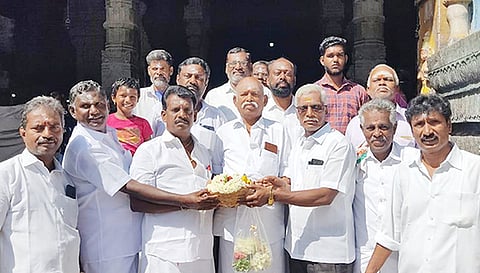  திருப்பரங்குன்றம் முருகன் கோவிலில் தெற்கு மாவட்ட காங்கிரஸ் துணைத்தலைவர் பழனிகுமார் தலைமையில் கட்சியினர் சிறப்பு வழிபாடு செய்து விட்டு வந்த காட்சி.