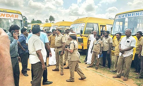 பட்டுக்கோட்டையில் பள்ளி வாகனங்களை வட்டார போக்குவரத்து ஆய்வாளர் கோகிலா ஆய்வு செய்தார்.