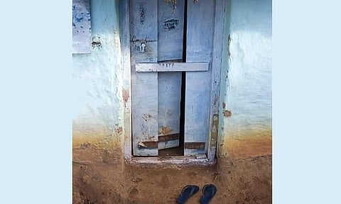 கரடி சேதப்படுத்திய வீட்டை காணலாம்