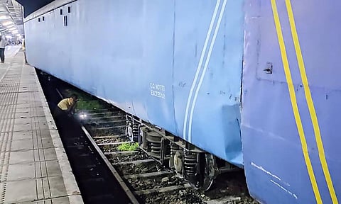 சரக்கு ரெயில் பெட்டிகள் தடம்புரண்டன
