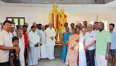 கடையத்தில் பாரதி-செல்லம்மாள் சிலை பீடத்தில் அமர்த்தப்பட்ட காட்சி.