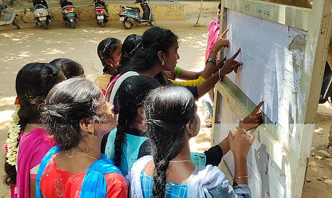 கடலூர் திருப்பாதிரிப்புலியூர் பகுதியில் பன்னிரண்டாம் வகுப்பு மாணவிகள் தேர்வு முடிவுகளை ஆர்வமுடன் பார்ப்பதை படத்தில் காணலாம்.
