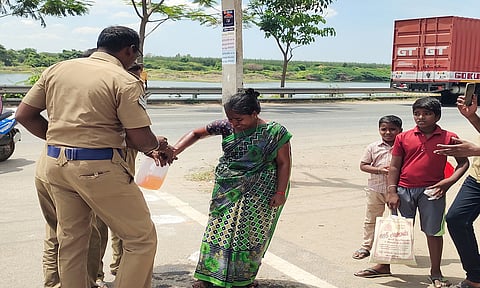 கலெக்டர் அலுவலகம் முன்பு 2 மகன்களுடன் தீக்குளிக்க முயன்ற பெண்ணை போலீசார் தடுத்து நிறுத்தினர்.