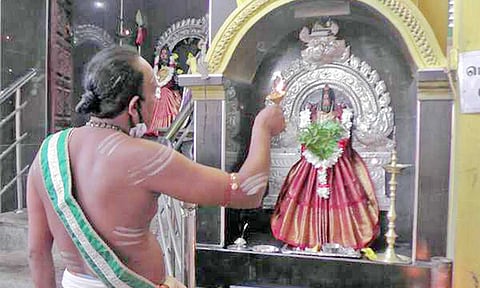 பூஜை செய்வதிலிருந்து கோயில் குருக்கள் விலகல்