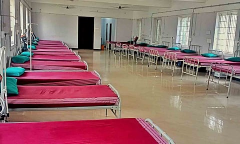 தயார் நிலையில் உள்ள கொரோனா வார்டை படத்தில் காணலாம்
