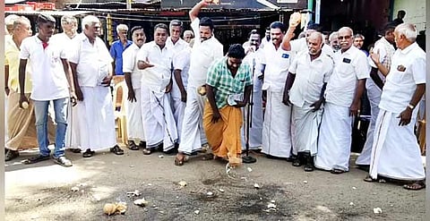 தேங்காயை உடைத்து ஆர்ப்பாட்டத்தில் ஈடுபட்ட தென்னை விவசாய சங்கத்தினர்.