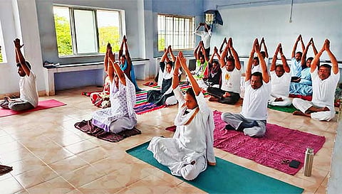 கோர்ட்டு வளாகத்தில் யோகா பயிற்சியில் ஈடுபட்டவர்களை படத்தில் காணலாம்.