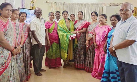மாணவியை பாராட்டிய காட்சியை படத்தில்காணலாம்
