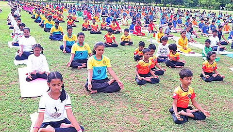 யோகா பயிற்சியில் ஈடுபட்ட மாணவிகள்