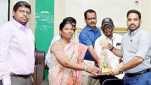 விருதுநகர் மாவட்டம் கலெக்டர் அலுவலக கூட்டரங்கில் வருவாய் துறையில் சிறப்பாக பணியாற்றிய சாத்தூர் தாசில்தார் வெங்கடேஷ், வெம்பக்கோட்டை தாசில்தார் ரங்கநாதன், ராஜபாளையம் தாசில்தார் ராமச்சந்திரன் ஆகியோருக்கு 2-ம் பரிசினை கலெக்டர் மேகநாதரெட்டி வழங்கினார்.