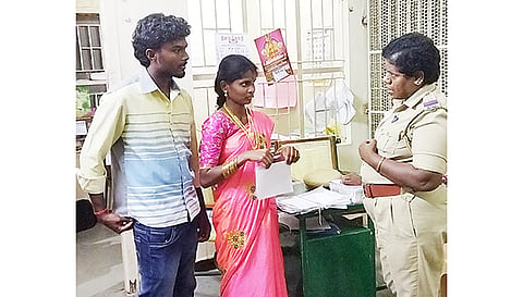திருமணம் செய்து கொண்ட காதல்ஜோடி காவல் நிலையத்தில் தஞ்சம்