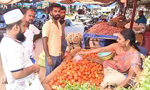 வ.உ.சி மார்க்கெட்டில் தக்காளி விலை குறைந்தது