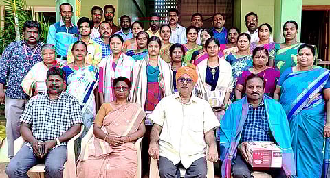 சாதனை படைத்த மாணவிகளுக்கு பள்ளியின் நிறுவனரும் தாளாளருமானஎம்.எஸ். செங்கோல் பரிசுகள் வழங்கி பாராட்டினார்.