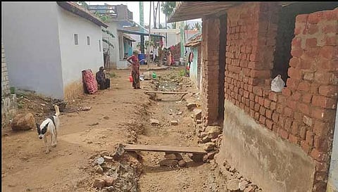 நாச்சிளம்பட்டி குடியிருப்புகள் முன்பு சாக்கடைக்காக பள்ளம் தோண்டி இருப்பதை படத்தில் காணலாம்.