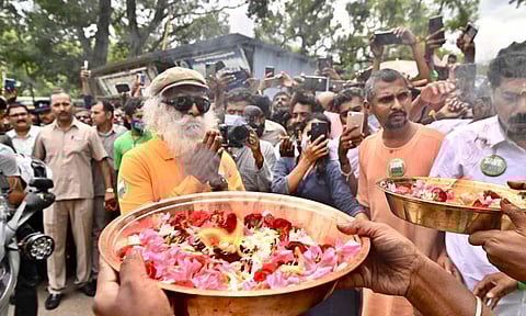  சத்குருவுக்கு உற்சாக வரவேற்பு