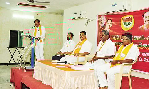 பா.ஜனதா செயற்குழு கூட்டத்தில் மாநில தலைவர் சாமிநாதன் பேசிய காட்சி. 