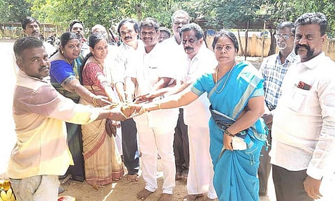 அன்னை சிவகாமி மேல்நிலைப்பள்ளி ரூ.26 லட்சத்தில் புனரமைப்பு பணியை சம்பத் எம்.எல்.ஏ. பணியை தொடங்கி வைத்த காட்சி.