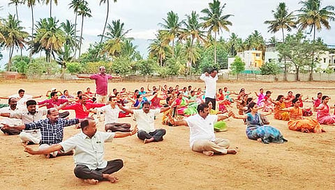 ஆசிரியர்களுக்கு யோகா பயிற்சி அளிக்கப்பட்டது