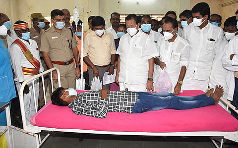 விழுப்புரம் அரசு மருத்துவக் கல்லூரியில் சிகிச்சை பெறும் மாணவர்களை அமைச்சர் பொன்முடி சந்தித்து ஆறுதல் கூறினார். அருகில் எம்.எல்.ஏ., க்கள் புகழேந்தி, லட்சுமணன், கலெக்டர் மோகன் உள்ளனர். 