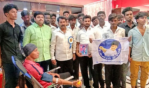 நெல்லையில் விஜய் மக்கள் இயக்க தொண்டரணி சார்பில் ரத்ததானம் வழங்கப்பட்ட காட்சி. அருகில் மாவட்ட தொண்டரணி தலைவர் ஜாகீர் உசேன் மற்றும் நிர்வாகிகள் உள்ளனர்.