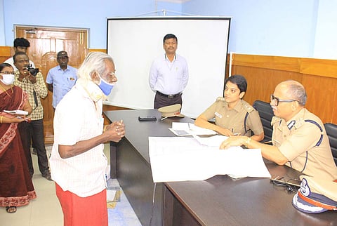 மாநகர போலீஸ் கமிஷனர் அவினாஷ் குமார், துணை கமிஷனர் அனிதா ஆகியோர் பொதுமக்களிடம் மனுக்கள் வாங்கிய காட்சி.