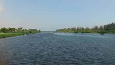 நீர்வழித்தடங்களை சீரமைக்க கோரிக்கை