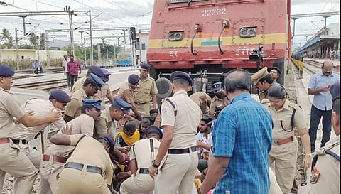 அக்னிபத் திட்டத்திற்கு எதிர்ப்பு-கோவையில் இந்திய மாணவர் சங்கத்தினர் ரெயில் மறியல்