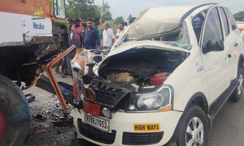 கார் மீது லாரி மோதிய விபத்தில் டிரைவர் பலி