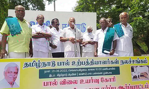 பால் உற்பத்தியாளர்கள் ஆர்ப்பாட்டம்