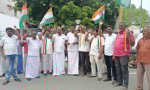 போராட்டத்தில் ஈடுபட்டவர்களை படத்தில் காணலாம்.