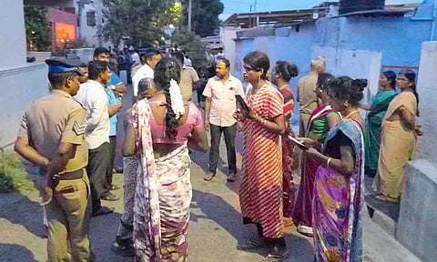 பல்லடம் போலீசார் பொதுமக்களிடம் பேச்சுவார்த்தை நடத்திய காட்சி