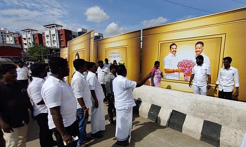 அதிமுக பொதுக்குழு கூட்டத்திற்காக வைக்கப்பட்டுள்ள வரவேற்பு பேனர்கள்