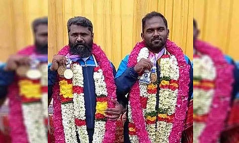  பளு தூக்கும் போட்டியில் சாதனை படைத்த வீரா்கள்