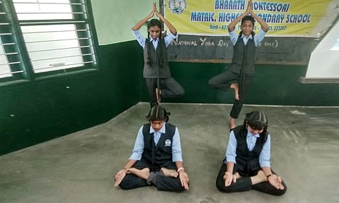யோகாசனம் செய்த பள்ளி மாணவிகளை படத்தில் காணலாம்.