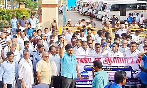 வர்த்தக குழுமம் சார்பில் ஆர்ப்பாட்டம் நடந்தது.