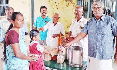 ஊட்டச்சத்து உணவு வழங்கப்பட்டது.