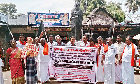 விவசாய சங்கத்தினர் ஆர்ப்பாட்டத்தில் ஈடுபட்டனர்.
