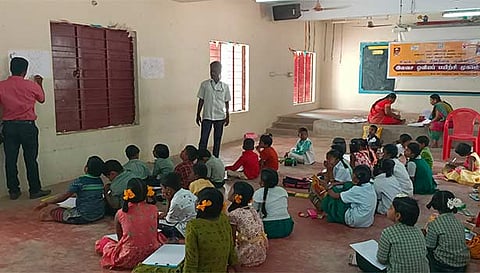 ஓவிய பயிற்சி முகாமில் பங்குபெற்றவர்களை படத்தில் காணலாம்.