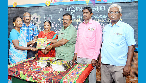 எழுத்தறிவுத் திட்டத்தின் கீழ் புத்தகங்கள் உள்ளிட்ட கற்றல் உபகரணங்கள் வழங்கப்பட்டது. 