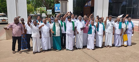 கலெக்டர் அலுவலகத்தில் விவசாய சங்கங்கள் திடீர் ஆர்ப்பாட்டம்