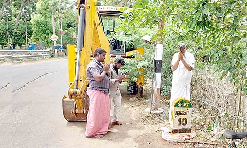 சாலை அமைக்கும் பணிக்கு பூஜை போடப்பட்டது.