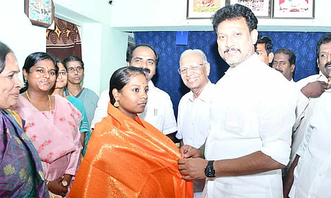 மாணவிக்கு அமைச்சர் அன்பில் மகேஷ் பொய்யாமொழி பொன்னாடை அணிவித்து வாழ்த்து தெரிவித்தனர்.