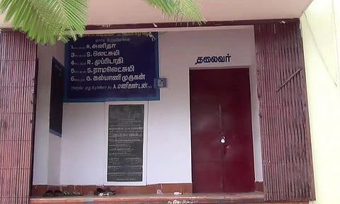 பூட்டப்பட்டு கிடக்கும் பஞ்சாயத்து அலுவலகம்.