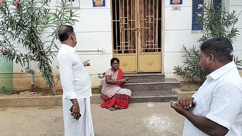 வேறு பெண்ணுடன் திருமண ஏற்பாட்டால் காதலன் வீட்டு முன்பு பெண் தர்ணா
