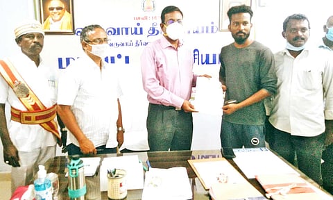 ஜமாபந்தியில் பெருமகளூர் புனிதகுமாருக்கு உடனடியாக பட்டா வழங்கிய கலெக்டர் தினேஷ் பொன்ராஜ் ஆலிவர்.