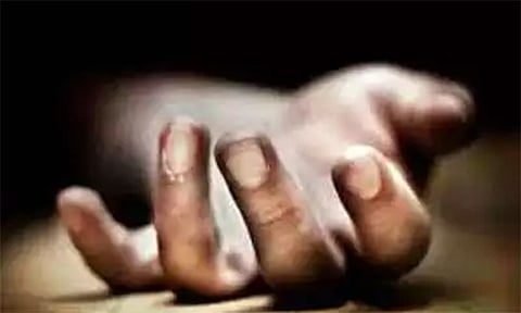 டாஸ்மாக் கடை அருகே இறந்து கிடந்த வாலிபரால் பரபரப்பு