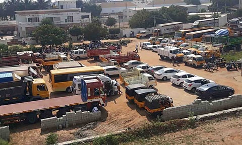 நொச்சிப்பாளையம் சாலையில் இட நெருக்கடியில் ஆர்.டி.ஓ. பணிகள் நடைபெறும் தனியார் இடம்.