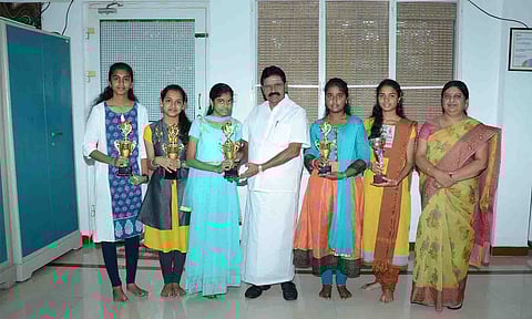 10,12 ம் வகுப்பு தேர்வில் முதல் மூன்று இடங்களை பிடித்த மாணவிகளை பள்ளி நிர்வாகம் பாராட்டிய காட்சி