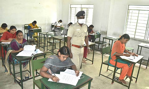 ஈரோடு மாவட்டத்தில் போலீஸ் சப்-இன்ஸ்பெக்டர் பணிக்கு 3 மையங்களில் எழுத்து தேர்வு